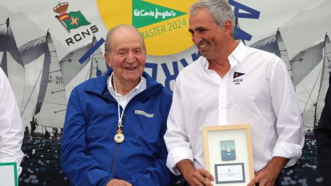  El Rey Emerito, Don Juan Carlos de Borbón, preside la entrega de trofeos de la Regata Rey Juan Carlos I El Corte Inglés Máster en el club náutico, en Galicia. Firma: José Ramón Hernando / Europa Press