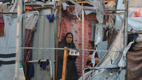  Una mujer palestina contempla la destrucción tras los ataques israelíes contra las tiendas de campaña de civiles desplazados en el Hospital de los Mártires de Al-Aqsa en Deir al-Balah. Omar Ashtawy / APA Images via ZUMA/ Europa Press.