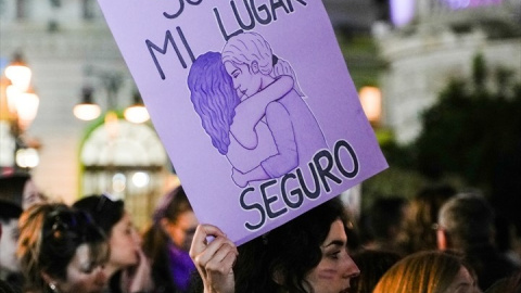  Una mujer sostiene un cartel durante la manifestación del 8M en Valencia. Imagen de archivo. Europa Press