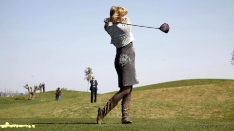 Esperanza Aguirre golpea una bola en la inauguración del campo de golf de El Encín, en 2011 EFE/Archivo