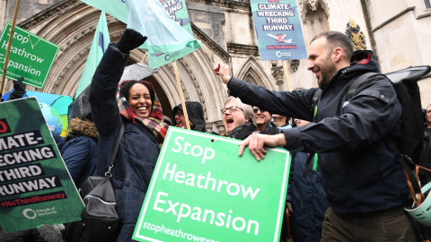 Los activistas contra la expansión del aeropuerto de Heathrow aplauden fuera de los Tribunales de Justicia reales en Londres ante su ilegalización. / Stefan Rousseau - Europa Press