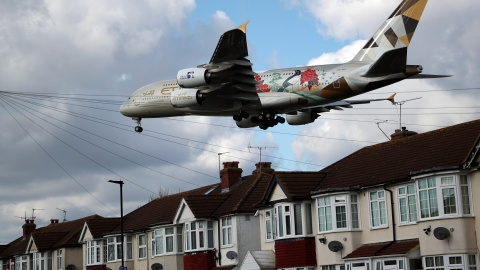 Avión sobrevolando las calles de Londres. / Hannah Mckay - Reuters