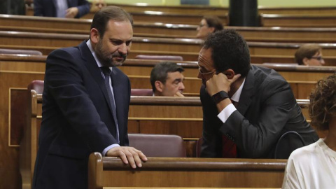 El portavoz parlamentario socialista, José Luis Ábalos (i), conversa con el diputado socialista y dimitido portavoz, Antonio Hernando (d), momentos antes del inicio de la segunda jornada del debate de la moción de censura  EFE/Ballesteros