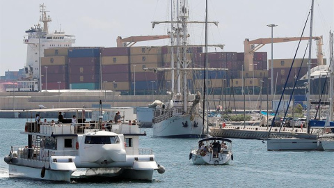 Vista general del carguero de contenedores  fondeado en el puerto de Valéncia, "Sag Good Timing", en el que han fallecido dos polizones. / EFE/ Kai Försterling