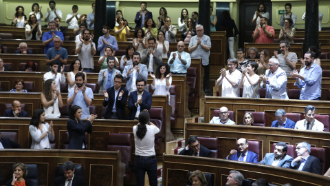 El líder de Podemos, Pablo Iglesias, es apludido por los diputados de su grupo parlamentario, tras la votación en el pleno del Congreso que ha rechazado por 82 votos a favor, 170 en contra y 97 abstenciones la moción de censura que habían presentado c