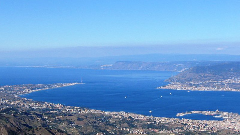 Foto panorámica del estrecho marino que separa la isla de Sicilia de la Italia peninsular / Wikipedia