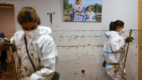 Dos voluntarias trabajan en una casa en Paiporta (València). / Jorge Zapata (EFE)