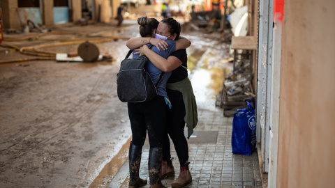  Dos mujeres se abrazan, en Benetússer, Valencia. La DANA ha dejado, por el momento, 210 víctimas mortales. Alejandro Martínez Vélez / Europa Press.