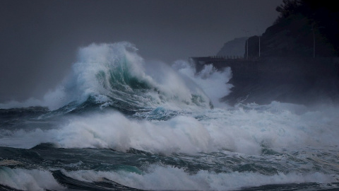 18/02/2020.- Vista del estado de la mar, este martes, junto a la isla de Santa Clara de San Sebastián. El departamento vasco de Seguridad ha activado un aviso amarillo por riesgo para la navegación ya que se esperan olas de entre 4 y 5 metros de altura.