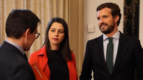 La líder de Ciudadanos, Inés Arrimadas, junto a su homólogo en el PP, Pablo Casado conversando con el secretario general del grupo de Cs José María Espejo. Europa Press