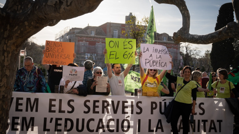  Varias personas con carteles y una pancarta durante una concentración a favor de la Renta Básica Universal en Catalunya. Imagen de archivo. Europa Press