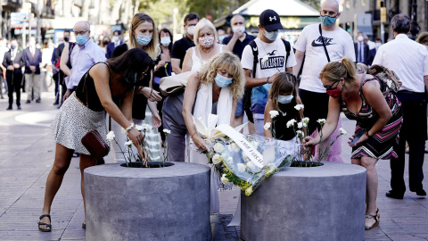 Imatge del minut de silenci en record i homenatge a les víctimes de l'atemptat del 17-A. AJUNTAMENT DE BARCELONA