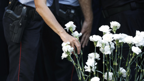 Miembros del cuerpo de los Mossos d,Esquadra depositan claveles blancos, durante el acto institucional celebrado este sábado en conmemoración del segundo aniversario del atentado terrorista del 17A en las Ramblas de Barcelona | EFE