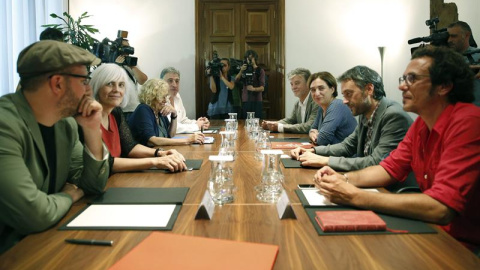 Los alcaldes del cambio en un encuentro que tuvo lugar en Barcelona. / ANDREU DALMAU (EFE)