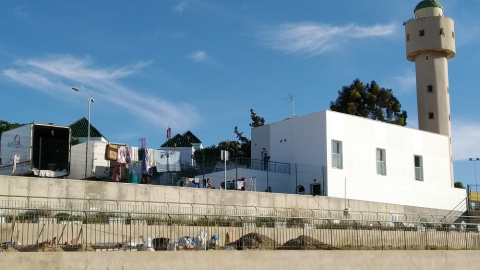 La mezquira del cementerio ha habilitado una sala para las personas más necesitadas, pero no hay espacio para todas, por lo que algunas duermen en furgones. ROSA SOTO