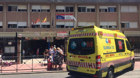 Una UVI móvil del SUMMA, frente al colegio Iplacea de Alcalá de Henares, este miércoles.