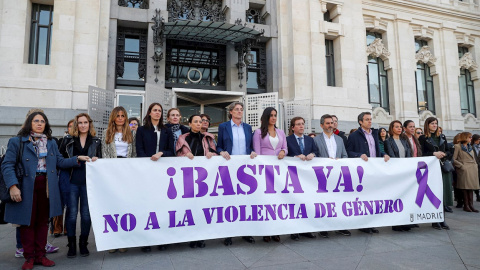 28/02/2020.- Minuto de silencio en el Ayuntamiento de Madrid para condenar el asesinato machista de Fuenlabrada. / EFE -  EMILIO NARANJO