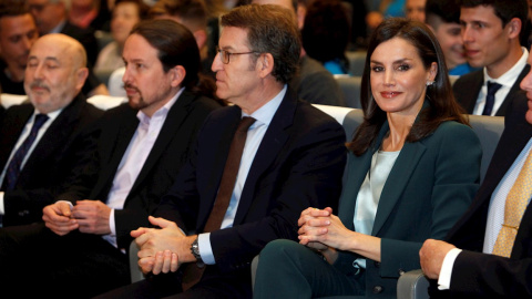 28/02/2020.- La reina Letizia acompañada por el presidente de la Xunta, Alberto Núñez Feijóo (2d), y el vicepresidente del Gobierno, Pablo Iglesias (2i), asiste al acto de proclamación del premio social Fundación Princesa de Girona 2020. / EFE - CAB