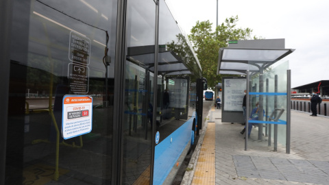 Entrada de uno de los autobuses de la Empresa Municipal de Transportes (EMT), donde se avisa del número máximo de plazas del vehículo tras reducirse el aforo del mismo . E.P./Marta Fernández