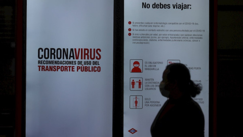 Pasajeros caminan por la estación de metro de Sol de Madrid. EFE/ Rodrigo Jimenez