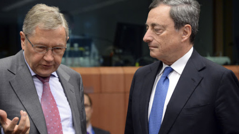 El director del Mecanismo Europeo de Estabilidad y del Fondo Europeo de Estabilidad Financiera Klaus Regling (i)  habla con el presidente del Banco Central Europeo, Mario Draghi, a la entrada de una reunión del Eurogrupo AFP Photo/Thierry Charlier