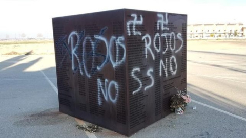 Pintadas en el monumento a los represaliados por el franquismo en Villarrobledo (Albacete) FOTO: SE PUEDE VILLARROBLEDO / FACEBOOK