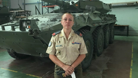 Ana S. G. durante su etapa como militar profesional, en la que trabajó como mecánico de carros de combate. / Cedidas