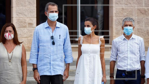 Felip de Borbó i Letizia Ortiz, companyats per la presidenta balear, Francina Armengol i el ministre de l'Interior, Fernando Grande.Marlaska. EFE