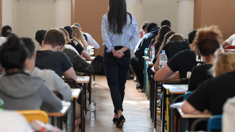 Una profesora vigila un examen. AFP/Frederick Florin.