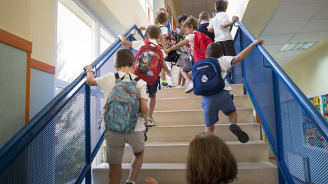 Varios niños a su llegada al colegio público Mario Vargas Llosa de Las Rozas (C. de Madrid), en el primer día del curso escolar 2016-2017 que ha dado comienzo este jueves para los alumnos de Infantil y Primaria de Madrid, Comunidad Valencia, Aragón y 