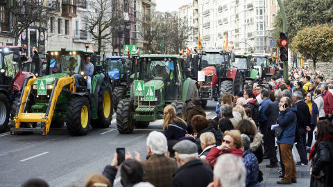 Los tractores cortan una calle de Santander durante las protestas. / EP