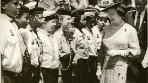 La reina Isabel II de Gran Bretaña, en una vistia a  Barbados en 1989. REUTERS