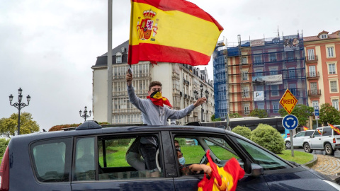 Manifestación convocada por Vox en coche en Santander contra la gestión del Gobierno en la pandemia de coronavirus. EFE/ROMÁN G. AGUILERA