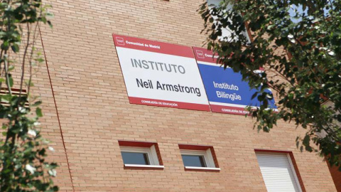 Imagen del exterior del Instituto Neil Armstrong en Valdemoro. | RUBÉN MÚÑOZ (EFE)