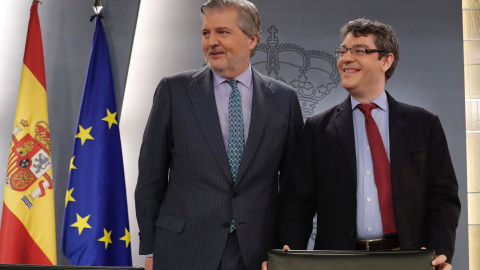 El portavoz del Gobierno, Íñigo Méndez de Vigo, y el ministro de Energia, Alvaro Nadal, poco antes de la rueda de prensa posterior al Consejo de Gobierno, en el Palacio de La Moncloa. EFE/Ángel Díaz.