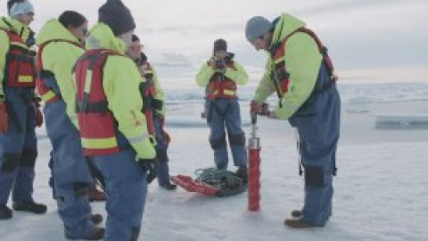 Científicos detectan microplásticos en la nieve del Ártico