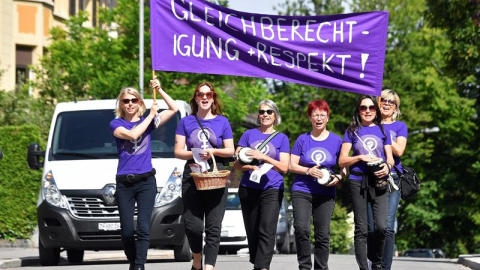 14/06/2019.- Mujeres protestan durante la huelga feminista en Zúrich, Suiza, este viernes. EFE/ Walter Bieri