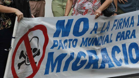 Grupos de personas protestan hoy, frente a la Cancillería, en Asunción (Paraguay). Unas dos docenas de personas se manifestaron hoy frente a la Cancillería para mostrar su repulsa al apoyo del Gobierno al Pacto Mundial de Migración, que denunciaron co