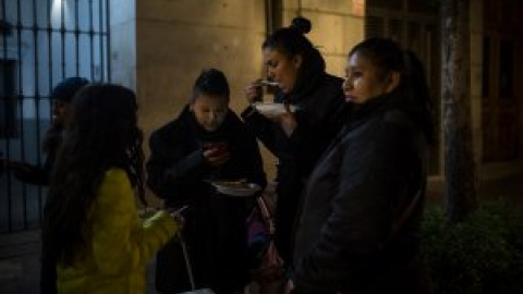 La pelea entre Migraciones y Ayuntamiento deja durmiendo en la calle a niños refugiados