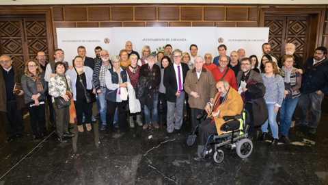 Representantes del movimiento memorialista, víctimas y cargos del ayuntamiento de Zaragoza, este jueves en el acto de presentación de la querella. / Daniel Marcos