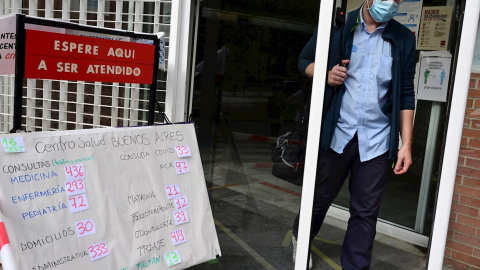 17/09/2020.- Una persona sale del ambulatorio de Buenos Aires de Vallecas este jueves. / EFE - Víctor Lerena