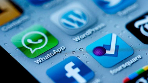 Las app de WhatsApp y de Facebook, en la pantalla de un teléfono móvil.