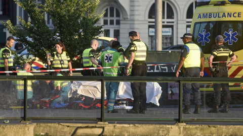 Policías investigan el atropello producido en los alrededores de la estación de metro de Ámsterdam Central. EFE/Evert Elzinga