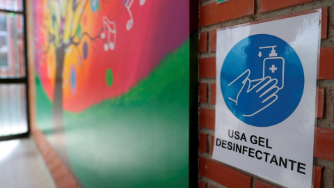 Mensaje para fomentar la higiene en un pasillo de un colegio público en la localidad madrileña de Torrejón de Ardoz. EFE/Rodrigo Jiménez