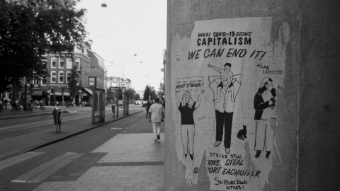 Póster pegado en la calle contra el capitalismo. Jean Carlo Emer / Unsplash