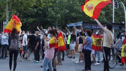 Concentración de manifestantes contra el Gobierno en Carabanchel (Madrid)./ Kiko Huesca (EFE)