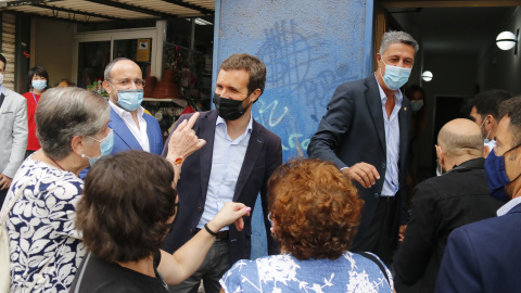 El president del PP, Pablo Casado, i l'alcalde de Badalona, Xavier Garcia Albiol, saludant veïns del barri de la Salut. JORDI PUJOLAR