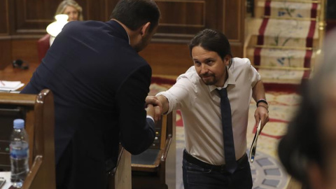 Pablo Iglesias se ha acercado a darle la mano a José Luis Ábalos al término de su debate. - EFE