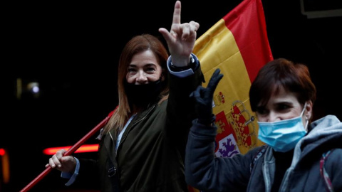 Vecinos del madrileño barrio de Salamanca se manifiestan contra el Gobierno por su gestión en la crisis del coronavirus, este sábado en Madrid. EFE/ Mariscal