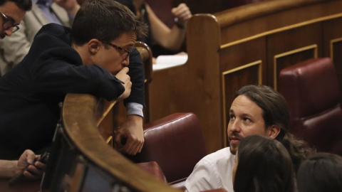 El diputado de Podemos Íñigo Errejón, conversa con el líder de Podemos, Pablo Iglesias. - EFE